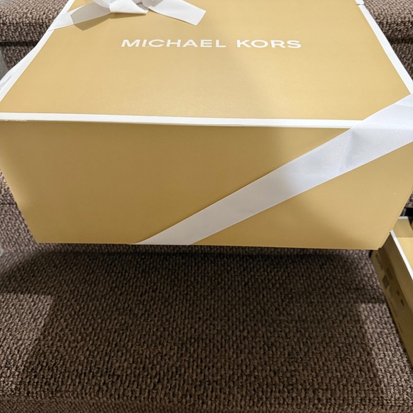 🎁 Elegant Michael Kors Gift Box – Perfect for Gifting - Picture 2 of 3